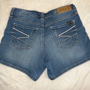 SEVEN7 DENIM SHORTS. SIZE 6. So comfy. Great denim basic.